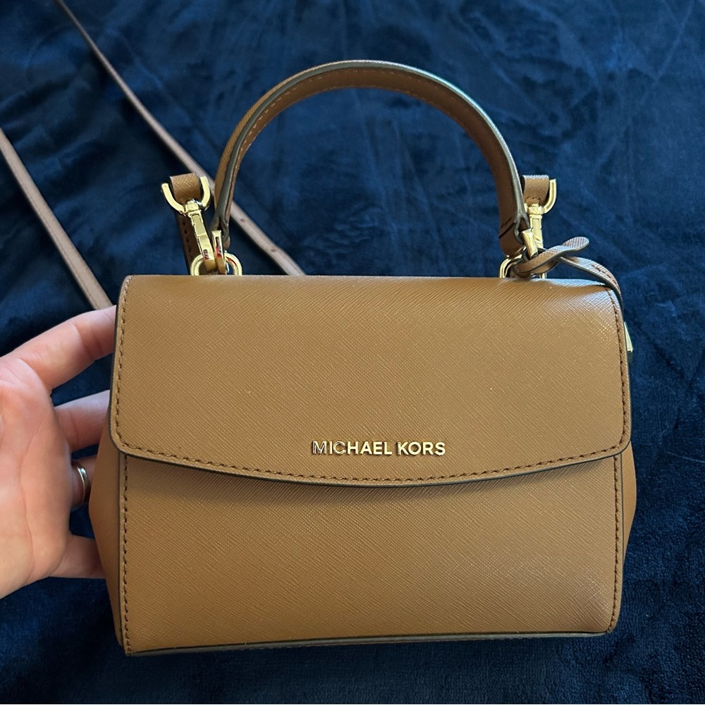 Michael Kors Brown Mini Bag

Conditions: New (no tags, smoke-free home)